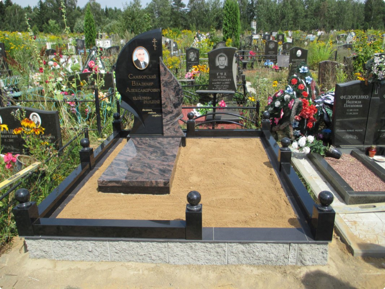 Уборка могил на кладбище в Гомеле